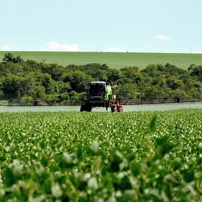 Tracteur pulvérisant des engrais liquides dans les champs Cuve pour stockage d'engrais liquides en PEHD